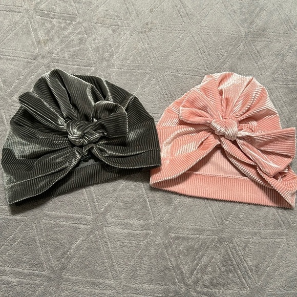 Bundle of ribbed knotted hats - Picture 1 of 4